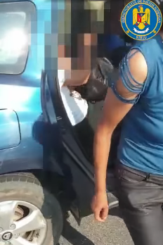 Imaginile zilei vin de pe DN7: 12 oameni înghesuiţi într-o maşină cu remorcă!