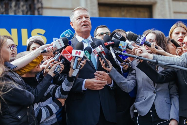 Anunţata moţiune mai aşteaptă. Iohannis: mai sunt câţiva paşi de parcurs