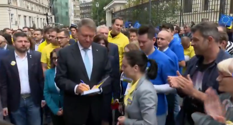 Iohannis şi-a depus candidatura atacând PSD-ul: Este nevoie de modernizarea României