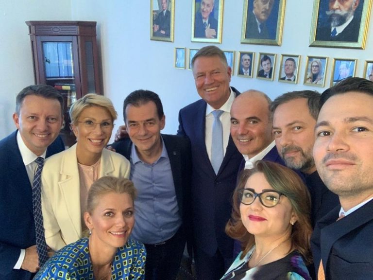 Iohannis, pozat alături de liberali