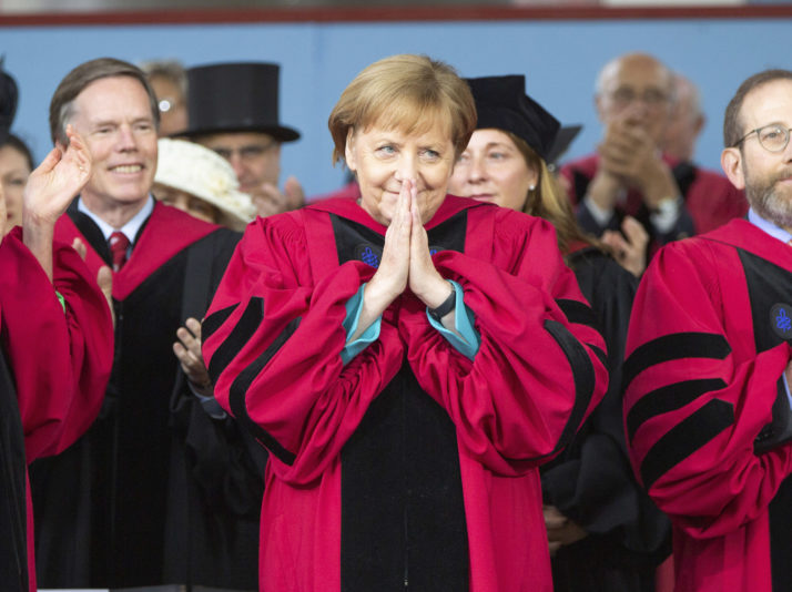 Angela Merkel se întoarce în învăţământ