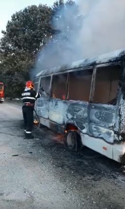 Microbuz de călători, înghițit de flăcări în trafic. Ce s-a intâmplat cu pasagerii (VIDEO)