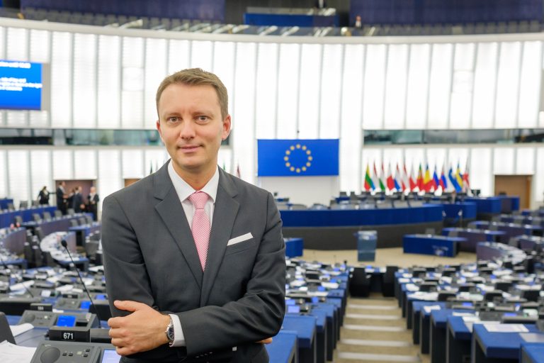 Începe ziua manipularilor: Sigfried Mureșan vrea să blocheze comisarul României