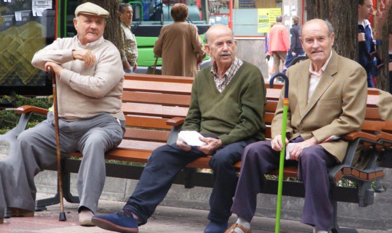 Bucureşti: 5 pensionari la 10 salariaţi