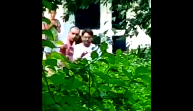 Măsurile luate de polițiști după ce doi bărbați și-au cărat pumni și picioare în parc. Mărul discordiei: un leagăn (VIDEO)