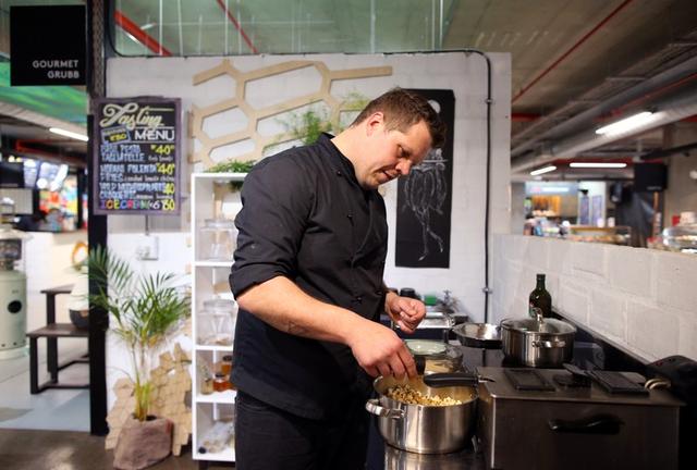 Restaurantul care serveşte scorpioni prăjiţi