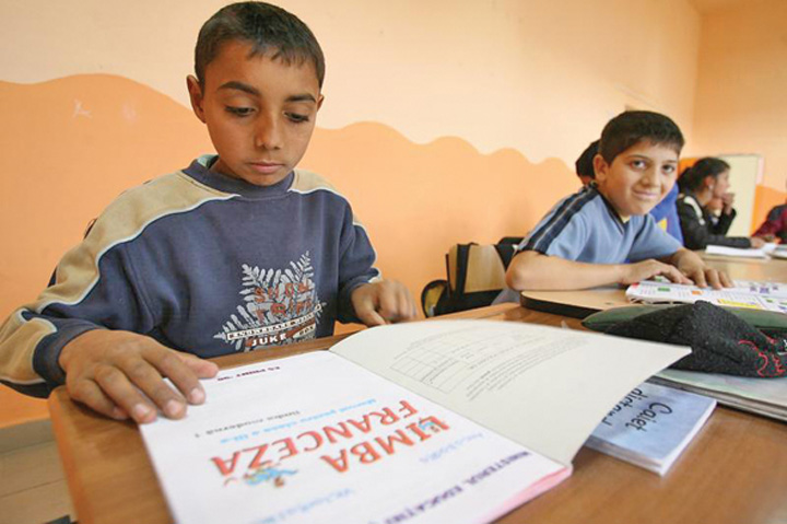 rom Dictatura minorităților. Reguli draconice în școli