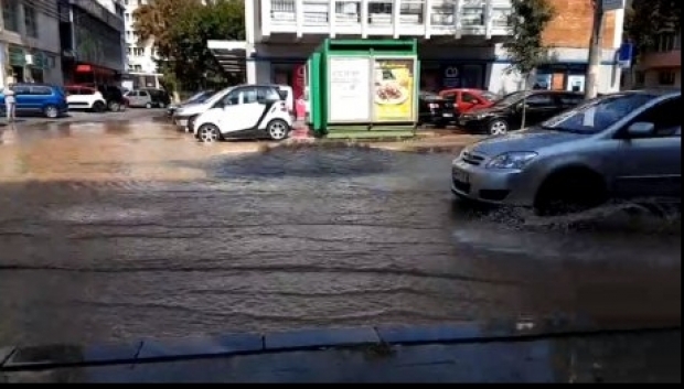 Capitală. Circulaţie afectată de o avarie la o ţeavă de apă