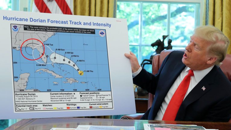 Trump face pe meteorologul