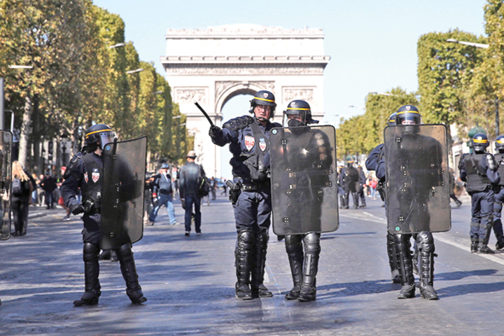 Vestele Galbene şi ecologiştii şi-au împărţit Parisul