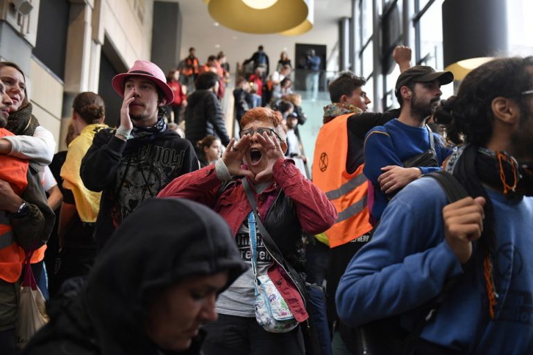 Dictatura activiştilor de mediu