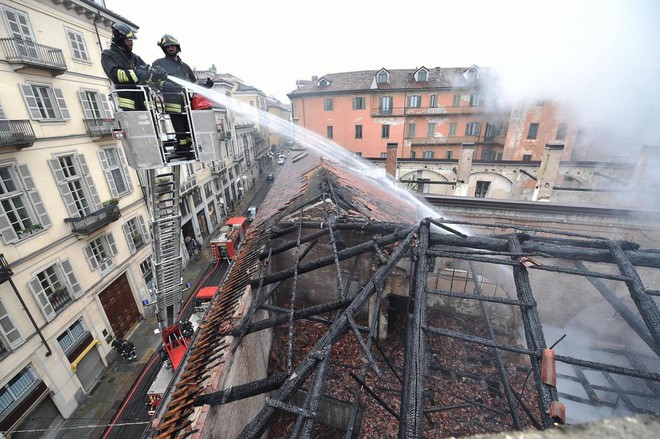 Foc la grajdurile regale din Torino