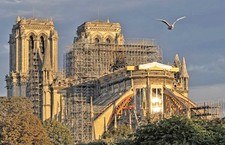 Notre-Dame primeşte 100 de milioane de euro de la patronul Kering