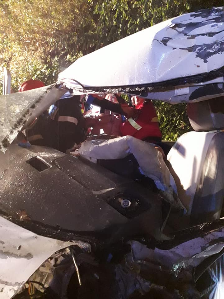 Doi oameni au murit într-un cumplit accident pe DN66
