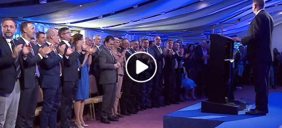 Iohannis vrea ”ca tot românul să înţeleagă” că îşi doreşte să pice ”acest guvern eşuat’. A fost aplaudat de soţie