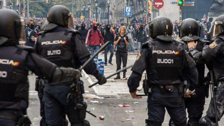 Omenirea a intrat în „Epoca revoltelor”. România protestează pe Facebook