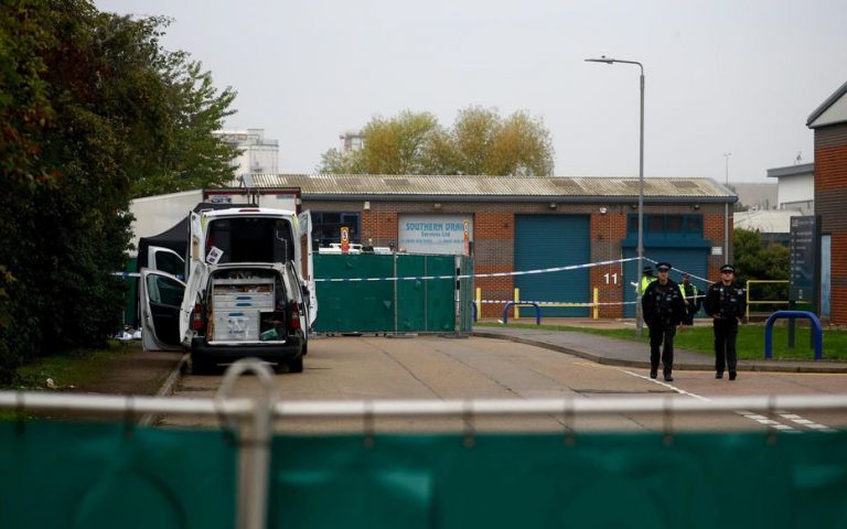 39 de cadavre, găsite într-un camion