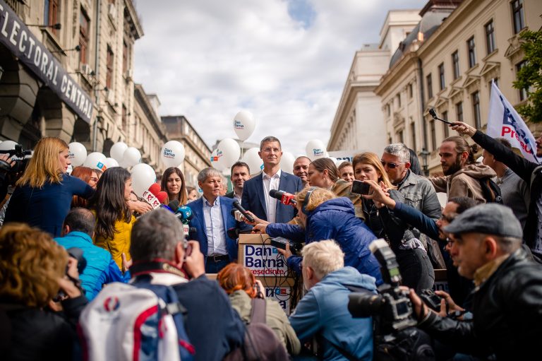 Explozie în USR! Se cere capul lui Barna