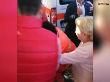 Dăncilă a sărit în ajutorul unui om căruia i s-a făcut rău (VIDEO)