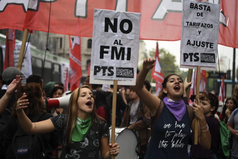 FMI avertizează România: puneți taxe și împrumutați-vă!