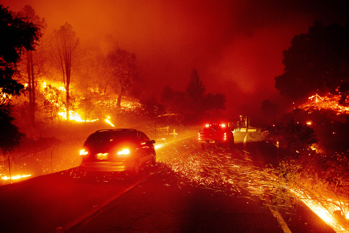 California: sute de mii de persoane fug din faţa incendiului Kincade