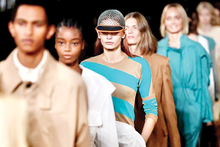 Moda la Paris: poliester reciclat