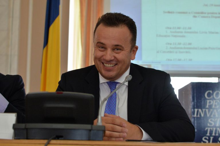 Ministrul „genunche” lasă pe drumuri 25.000 de dascăli