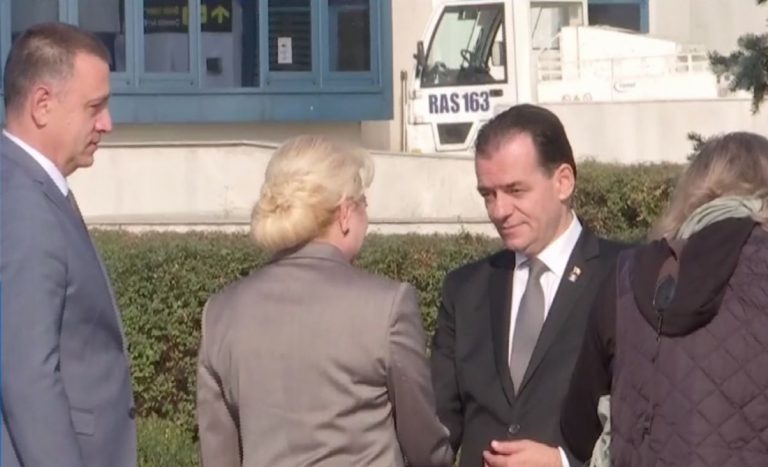Dăncilă şi Orban au dat mâna la aeroport