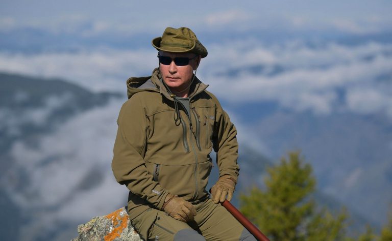Vladimir Putin, playboy în taiga