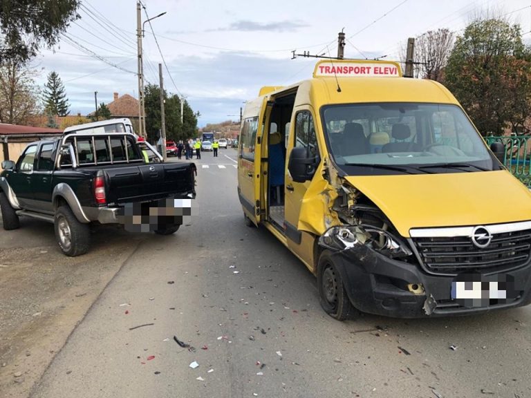 7 elevi duşi la spital, după un accident cu un microbuz şcolar