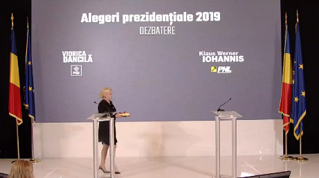 Dăncilă, trei daruri pentru Iohannis. Le-a lăsat la pupitrul gol