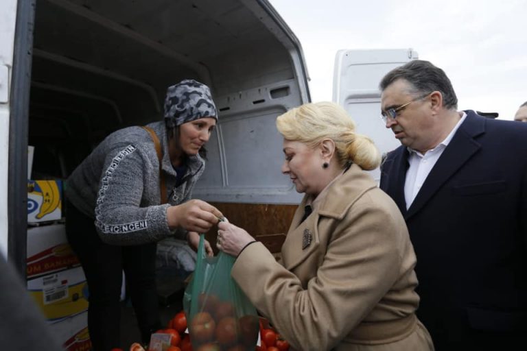 Dăncilă a cumpărat roșii de la târg, apoi a mers și la biserică