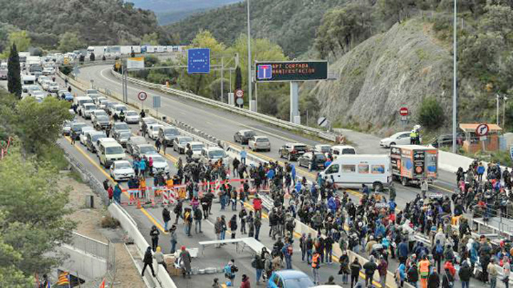 Autostrada care leagă Spania de Franţa, blocată de separatiştii catalani