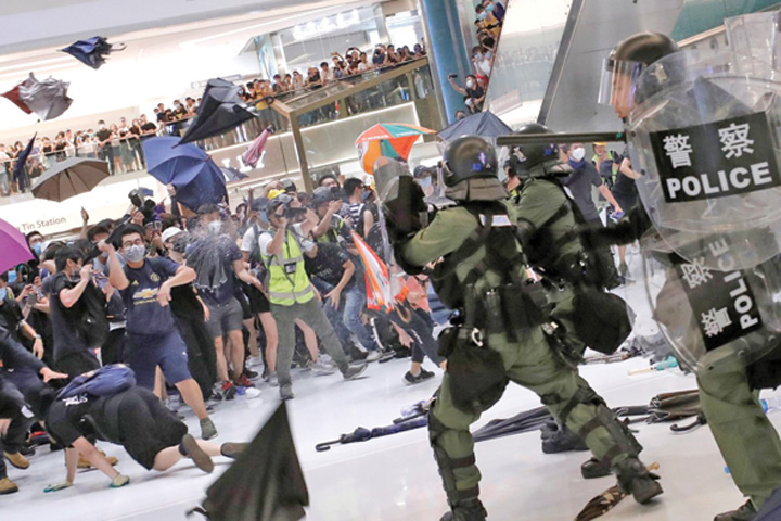 Hong Kong: Manifestanții au trecut la devalizarea centrelor comerciale