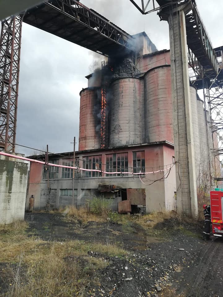 Pompierii, în alertă. Incendiu la un depozit de cărbune din Vulcan – Valea Jiului