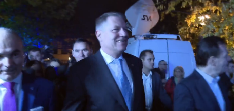 Klaus Iohannis aşteaptă primele rezultate ale alegerilor la sediul PNL