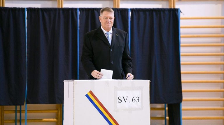 Klaus Iohannis, la urne la turul 2: Este ziua campionilor cu ștampila VOTAT în mână