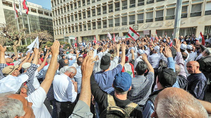 Criza politică din Liban zguduie băncile