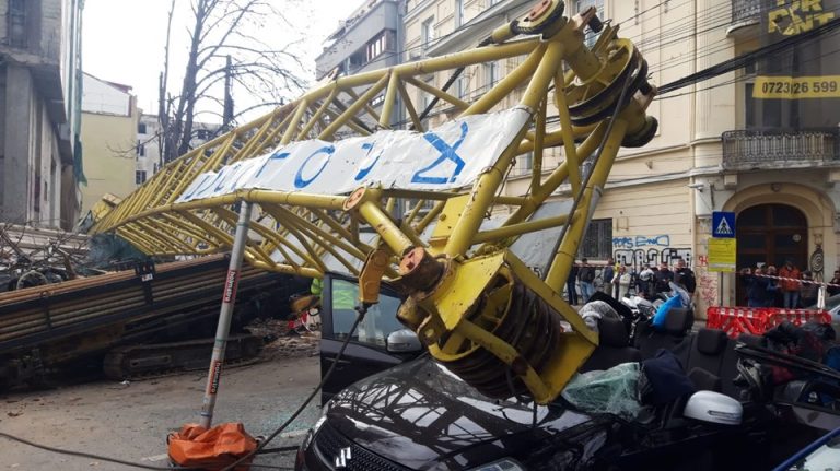 Bratul unei macarale a cazut peste o masina, in Capitala: barbat ranit grav
