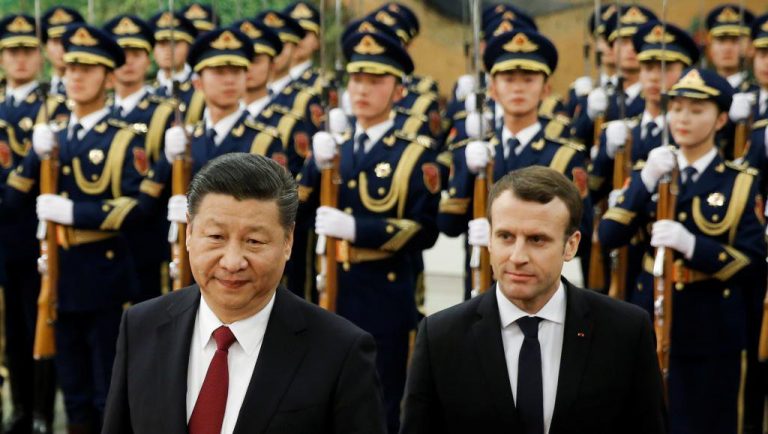 Macron, la curtea „Împăratului Roşu”