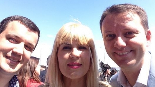 Orban merge pe mâna omului Elenei Udrea