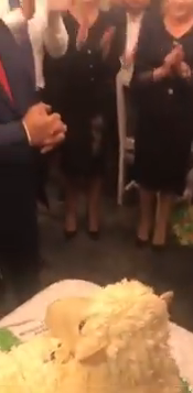 Petre Daea, emoţionat de ziua sa. A primit un tort în formă de oaie (VIDEO)