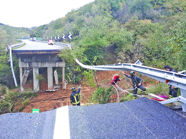Încă un viaduct s-a prăbuşit în Italia