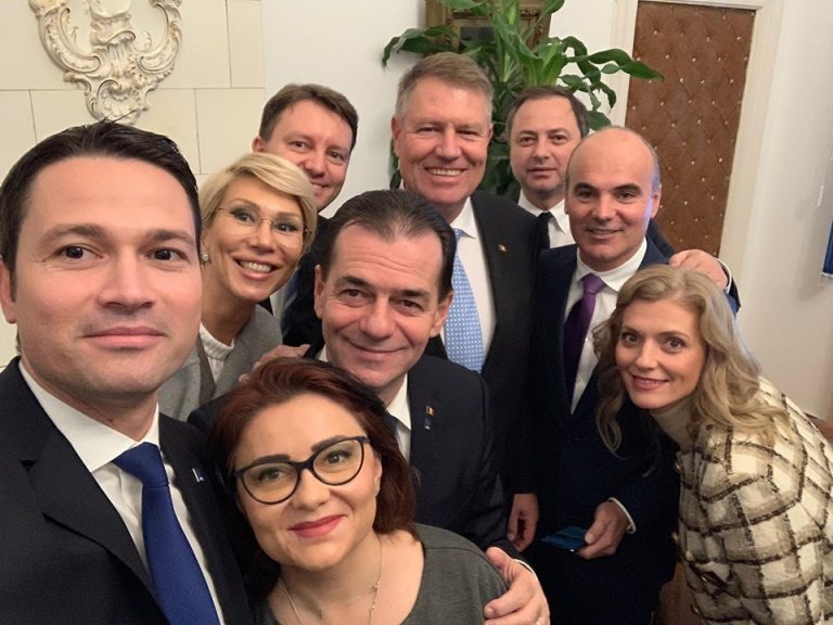 Selfie cu Iohannis la PNL după exit-poll-uri. Şi un prim comentariu din partea vicepremierului