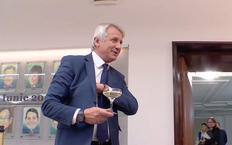 S-a scos șampania la plecarea lui Teodorovici de la Finanțe: „diferență de clasă” (VIDEO)
