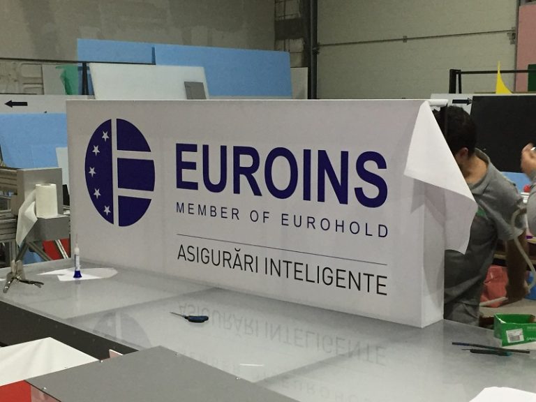 Euroins face prapad: Sute de masini blocate si ramase nereparate