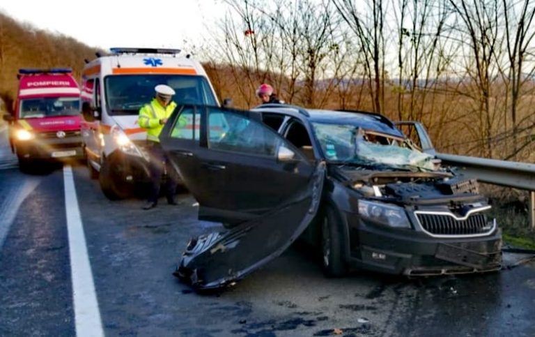O mașină ajunsă pe contrasens s-a izbit de un TIR, pe DN 7