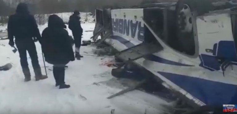 19 oameni au murit, după ce un autobuz a căzut de pe un pod, în Rusia (VIDEO)