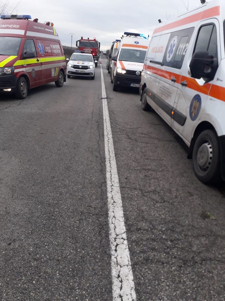 Maşină răsturnată pe DJ 691: un bărbat a murit, doi copii – răniţi