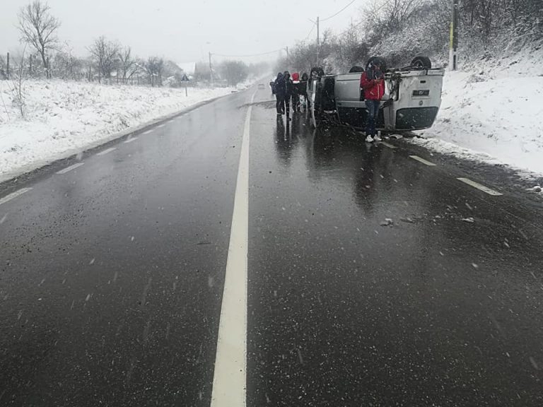 Un microbuz s-a răsturnat în judeţul Iaşi: trei oameni, la spital